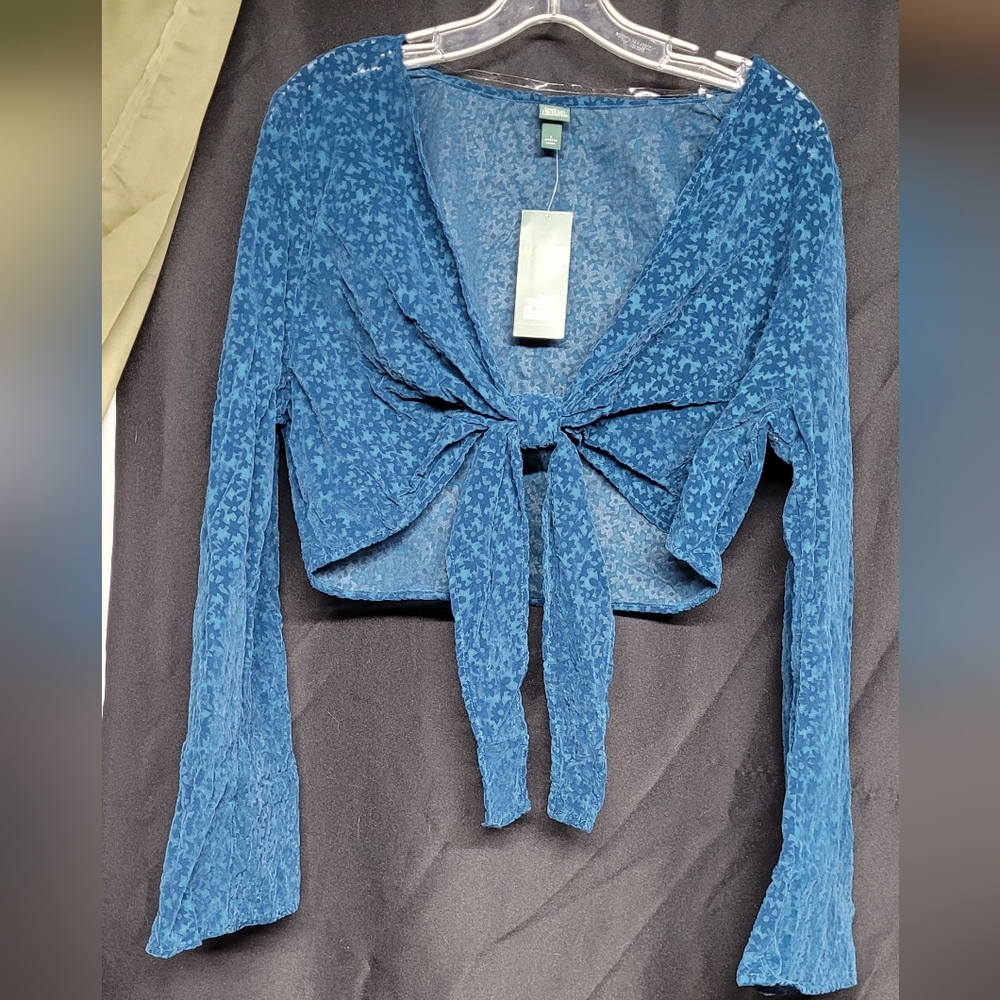 Long sleeve tie crop top